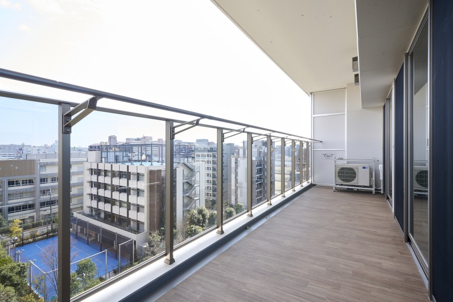 開放感が溢れ、陽当たりと風通しが良好なバルコニーです。17m²の広々とした空間です。暮らしに大切な光と風をめいっぱい感じることができるリフレッシュスペースです。