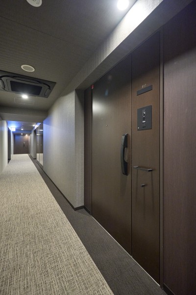 エレベーターを降りてお部屋へと続く廊下は、ホテルライクな内廊下設計です。外気の影響を受けにくく、プライバシーも守られやすいです。