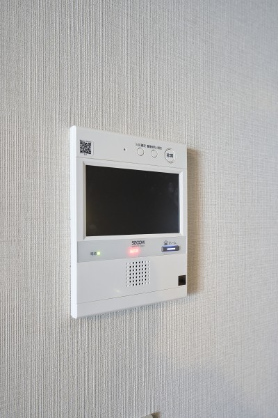 ◆TVモニター付インターホン◆訪ねてきた相手をモニター越しに確認でき、防犯対策に役立ちます。インターホン越しに話をすることが可能です。