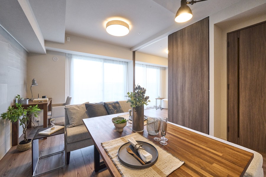 溢れる開放感を手中に収めることができるゆとりあるリビングダイニングです。心地よい光と風を運んでくれる、おだやかな空気に纏われた住まいです。