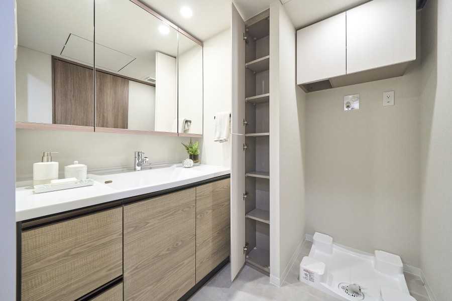 お部屋の内装と統一された、清潔感漂う洗面化粧台です。高級感のある面材は水周りの空間を引き締めます。