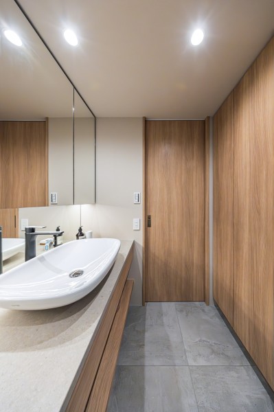 空間に美しく溶け込むスタイリッシュなデザインの洗面化粧台です。側面のカウンター棚は収納に便利です。