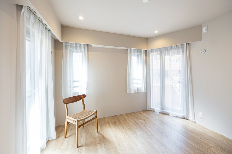 めいっぱいの光が注がれる洋室1です。心地よい時間が流れる居心地の良いお部屋です。