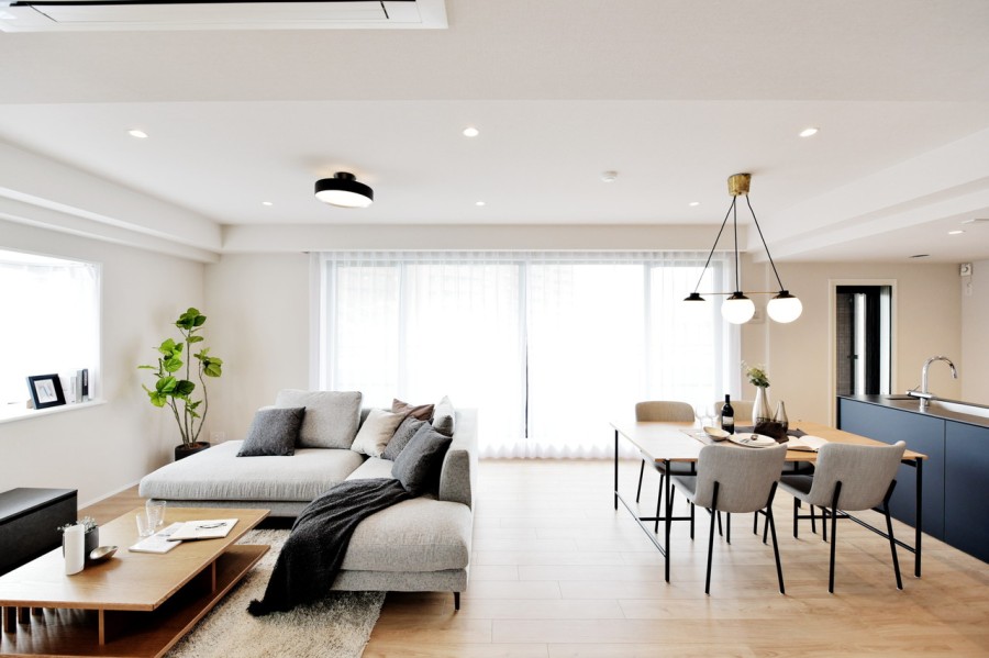 バルコニーに面した大きな窓、南東側の出窓から一日を通して明るい光が差し込む開放感あふれるＬＤＫです。約21.6帖の広さがあり、ゆったりと家族がくつろげる余裕があります。