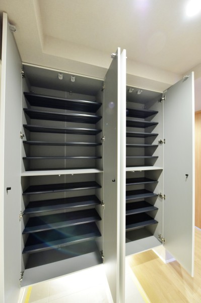 玄関収納はシューズボックスと多目的な収納の２か所をご用意してます。家族の靴だけでなく、サッと取り出したいレイングッズや傘なども収納でき、整頓された空間を保てます。