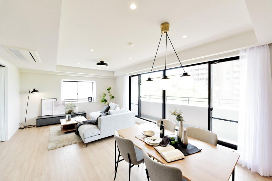 折り上げ天井でより開放感を感じるＬＤＫです。横長で凹凸も無いので、家具の配置もしやすくなっています。どんな家具とも馴染みが良い内装で、インテリア選びも楽しめます。