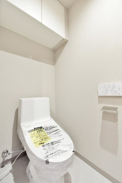 TOTO製ウォシュレット一体型のトイレ新規交換済みです。手洗いカウンターを設置していますので、ゲストも気兼ねなくお使い頂けます。汚れがつきにくい素材やお手入れ楽々な機能を搭載しています。