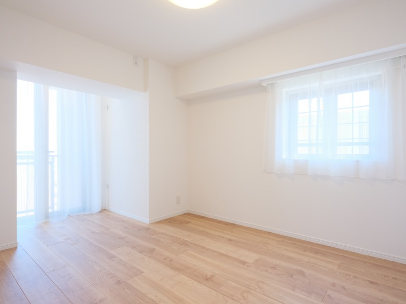 二面採光で光と風が通り抜ける、開放感溢れる洋室1です。リビングから一番離れたプライベートルームのため、主寝室におすすめです。