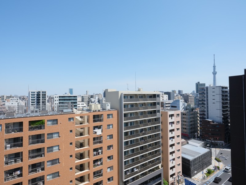 洋室1からつながるバルコニーからは東京スカイツリーが臨めます。のびのびと広がる青空をみながら、ほっとひといきつきたくなるようなリフレッシュにぴったりな眺めです。