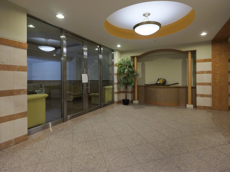 上質な居住空間へやさしく誘うエントランスです。浅草橋や秋葉原、浅草エリアも生活圏として利用でき、充実した住環境が整っています。