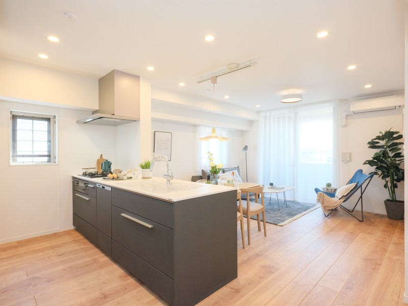 約16帖の広さを誇るリビングダイニングキッチンは窓が多く、爽やかな風が取り込めます。