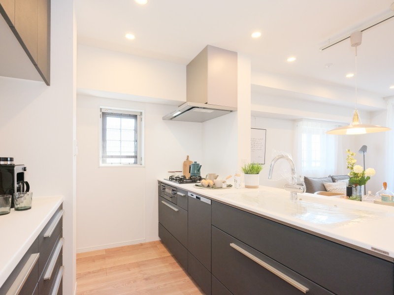 上質な住まいに溶け込む、食洗器を搭載したトクラス製システムキッチンを新規設置しています。キッチン横にも窓があるので明るく、換気のしやすいところも嬉しいポイントです。