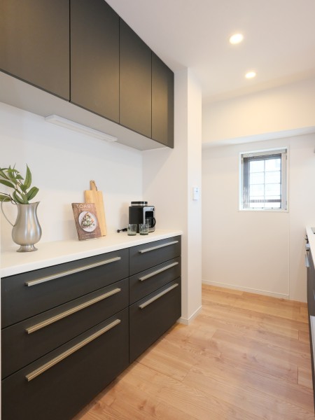 キッチン背面にはカウンタースペースにゆとりのあるカップボードが備わっています。収納豊富でキッチン家電やその他グッズをたっぷりと収納可能です。