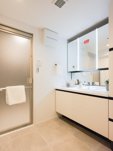 広々とした洗面ルームには三面鏡裏や、引き出し収納が豊富な洗面化粧台を新規設置しています。カウンタースペースにもゆとりがあるためドレッサー代わりにも♪入浴後の時間をも快適に彩る機能的な空間です。