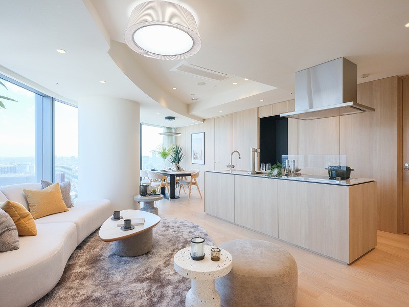 床暖房付きのリビングダイニングが、快適で心地よい住まいを実現。開放感と機能美が調和した、ハイグレードな空間です。