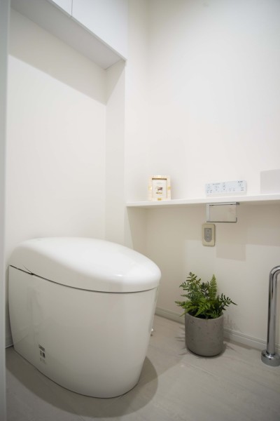 手洗い場付きのレストルームには、スタイリッシュなタンクレストイレを備え付けました。シンプルで安らぎが宿るレストルームです。