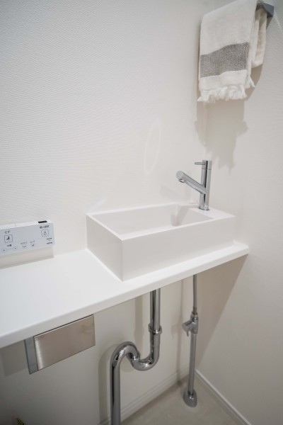 トイレには手洗い場付きです。独立しているので、お手入れも簡単です。