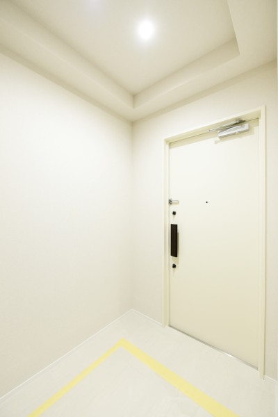 家族やゲストを優しく迎える玄関です。玄関を入ってもすぐにリビングや居室が見えない造りになっていますので、しっかりとプライバシーが保たれます。人感センサーライト付きで、手が塞がっているときでも自動点灯で安心です。