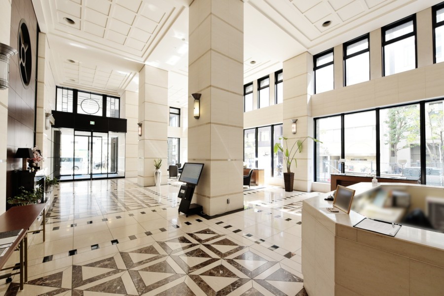 外からも中からも見映えのするガラス張りのエントランスホールです。隣接しているアパホテルの大浴場の温泉を月額1000円で利用できるサービスもございます。近隣には多くの商業施設やカフェ、金融機関や公園などがあり、ショッピングやグルメをお楽しみ頂けます。