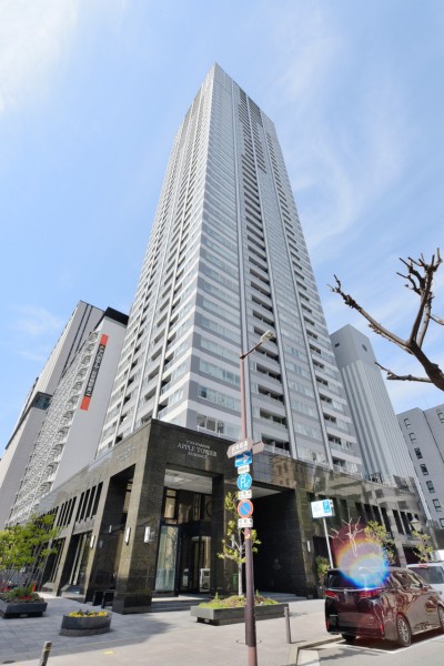 総戸数304戸、46階建ての大規模タワーレジデンスです。大阪メトロ淀屋橋駅徒歩3分、京阪本線も利用可能で交通アクセスも良好です。青空に真っすぐにそびえるシャープな外観で淀屋橋の街並みにもその存在感を表しています。