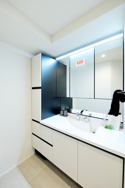 シンプルで飽きの来ないデザイン、毎日使う場所だからこそ清潔感のある空間に仕上げました。起床時の身だしなみチェックや、入浴後の穏やかな時間をお過ごしいただけます。トールキャビネット備え付けで収納も大容量です。