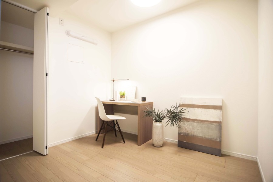 リビングダイニングに隣接した洋室3です。コンパクトなお部屋なので、テレワークスペースにもぴったりです。