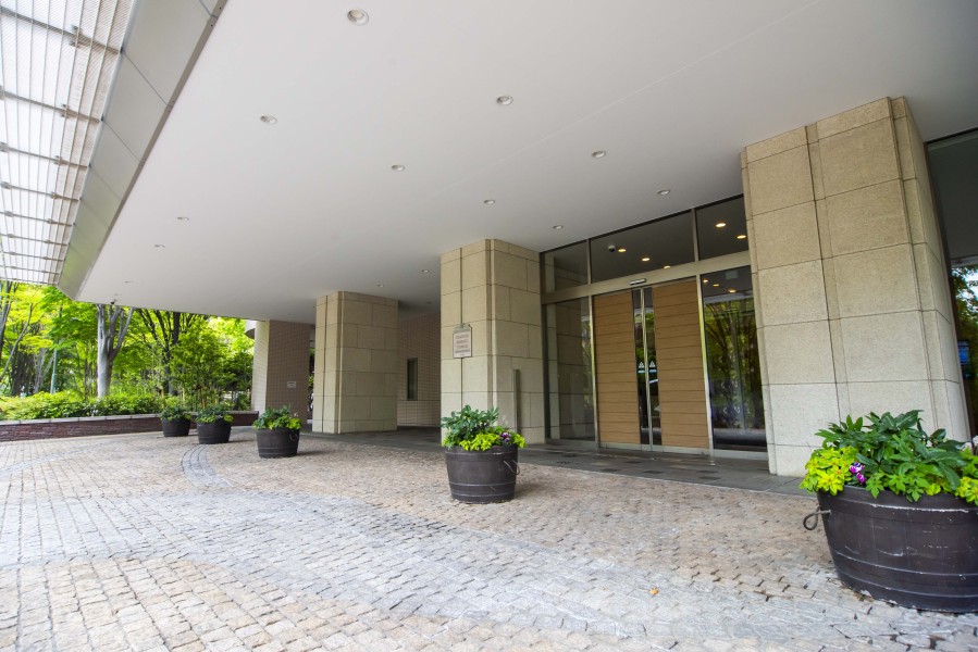 上質な居住空間へやさしく誘うエントランスです。敷地内は武蔵野の森をイメージした公開空地が敷かれ、緑豊かな景観を楽しめます。