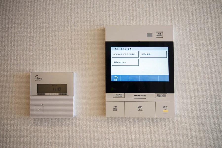 ◆TVモニター付インターホン◆訪ねてきた相手をモニター越しに確認でき、防犯対策に役立ちます。インターホン越しに話をすることが可能です。