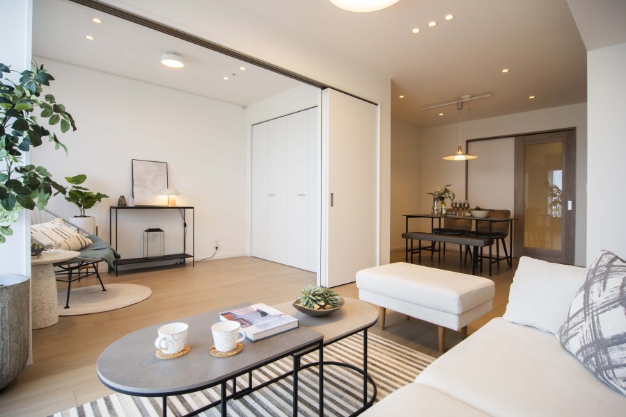 心がほっとする陽光が注がれるリビングダイニングは、開放感と安らぎを享受したのびやかな住空間です。お食事中も明るい日差しを感じながら過ごせそうです。