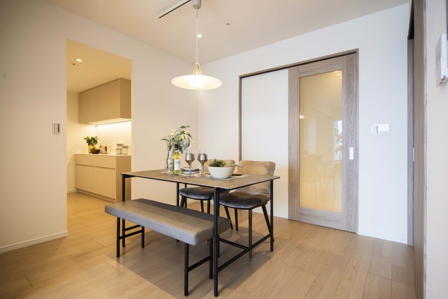 リュクスな暮らしが叶うリビングは木の温もりと上質感を味わえるお部屋です。リビングには床暖房が敷設され、一年中快適にお過ごしいただけます。