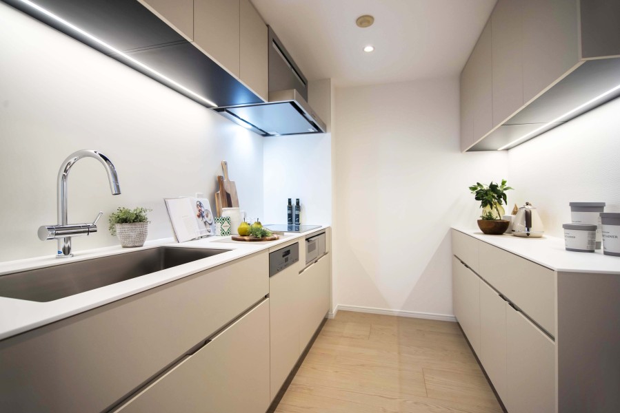 作業に集中できる壁付けキッチンです。油や水はね汚れのお手入れもしやすく便利。食洗機を搭載したので、家事の合間に一息つく時間が生まれそうです。