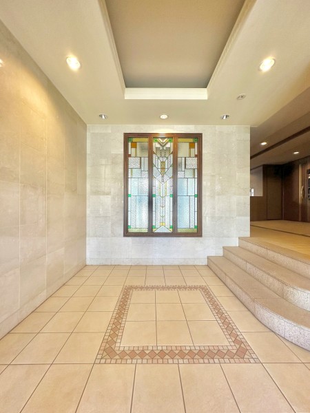 瀟洒なステンドグラスが洗練された共用部が安らぎに満ちた住まいへ誘います。時代に左右されず、将来にわたって価値が継続する「上質」な佇まいです。