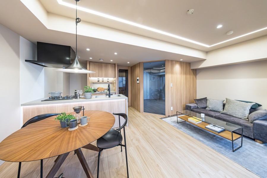 上質で美しい木目調が魅力の居住空間です。こだわりを重ねた内装が気品溢れる雰囲気を演出し、住み続けるほどに味わいが深まります。