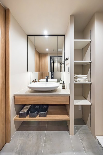 ワンランク上のライフスタイルを創るホテルライクな洗練された洗面空間です。洗面化粧台を床面から浮かせることで、空間にゆとりを生み出しました。​