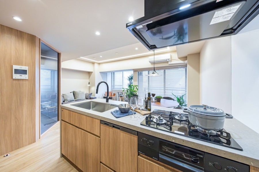 天然石の輝くラグジュアリーなオリジナルキッチンです。インテリアの一部にもなりそうな瀟洒で洗練されたデザインを採用しました。