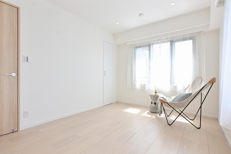 洋室2は約7.0帖のゆとりある広さで、主寝室にもおすすめです。南西向きの2面採光で、日当たりが良く明るいお部屋です。