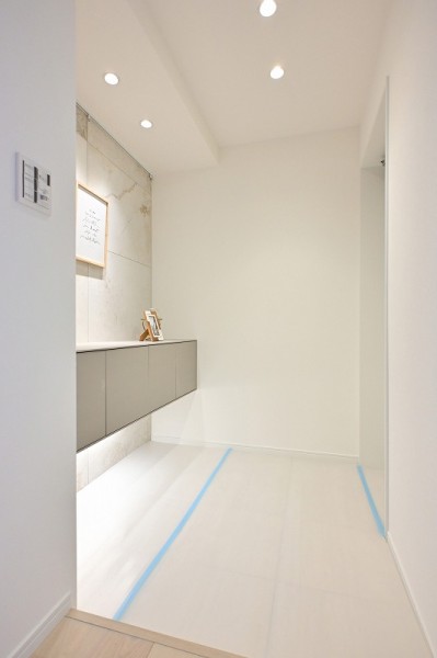 白を基調にした清潔感のある玄関です。大切なご家族の「ただいま」「おかえり」が行き交う心温まる空間です。