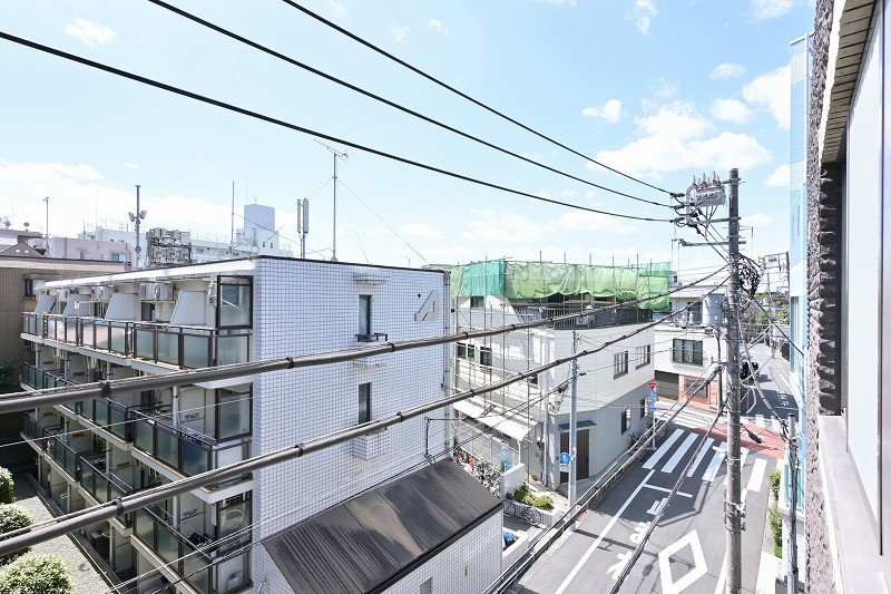 青々とした開けた空を見渡せる開放的な眺望です。変わりゆく空の色を楽しみながら日々をアップデートできそうです。