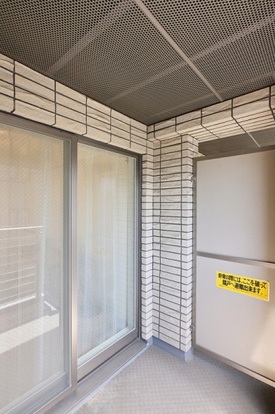 陽だまりが心地よい、ほっと落ち着けるバルコニーです。毎日の生活にささやかなゆとりをもたらしてくれるスペースです。