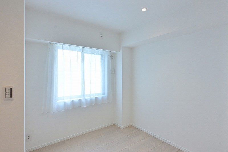 約4.5帖の洋室1は、寝室や書斎としても使いやすいサイズです。リビングから最も離れた位置にあり、プライバシー性の高い落ち着いたお部屋です。