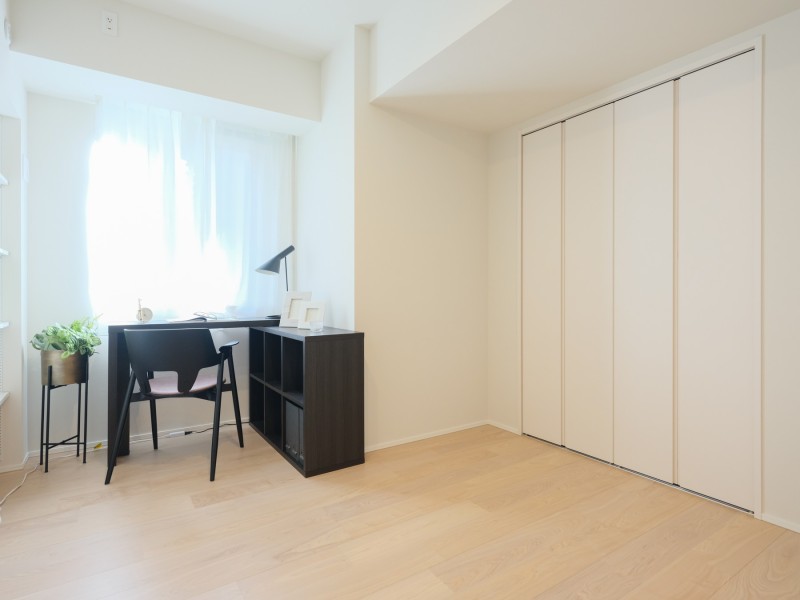 約5.8帖の洋室2は書斎や趣味の部屋としても活用できる明るい空間。収納スペースもあり、お部屋をすっきりと保てます。