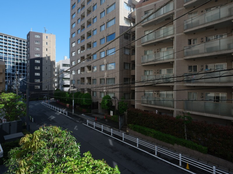 前面建物との距離があるため、陽当たり・通風良好。都市の喧騒を忘れ、伸びやかな時間が感じられる眺望です。