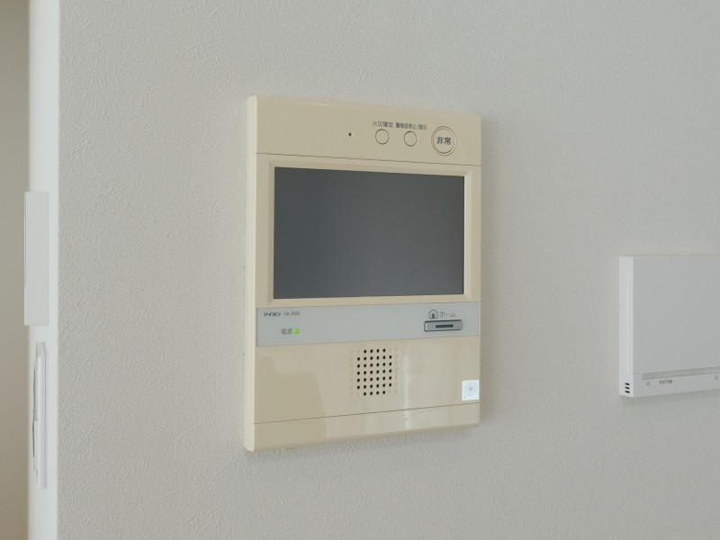 ◆TVモニター付きインターホン◆訪ねてきた相手をモニター越しに確認でき、防犯対策に役立ちます。インターホン越しに話をすることが可能です。