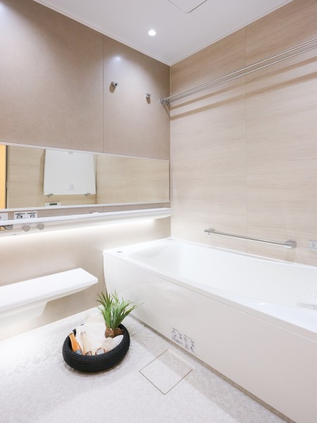 柔らかな色調で統一された、心安らぐバスルーム。ワイドミラーが空間に広がりをもたらし、一日の疲れをゆっくりと癒してくれる、上質なリラックス空間です。快適なバスタイムをお届けします。