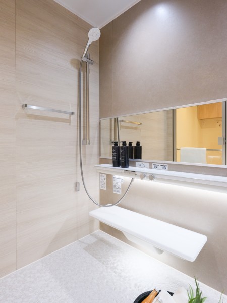 洗い場、浴槽共にゆとりのある設計です。お子様とのバスタイムも快適に、空間の広さを活かし、心身ともにリラックスできるリラクゼーションスペースです。