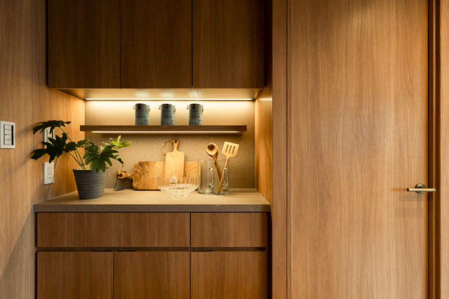 キッチン横にはカップボードを造作しました。間接照明が照らし、調理家電や食器などをおしゃれにディスプレイできます。