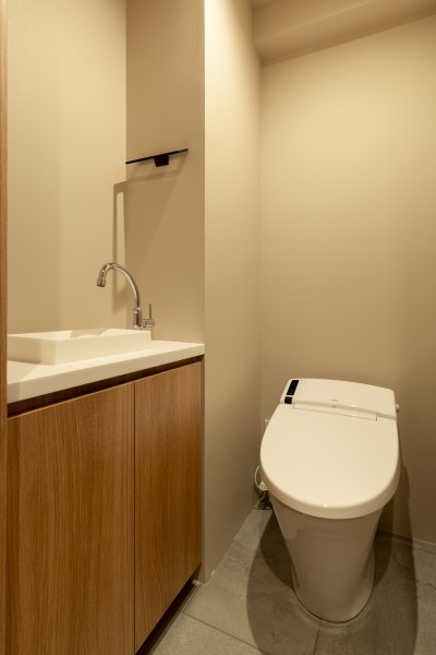 センスアップされたお部屋にマッチしたスマートなタンクレストイレを設置しました。スティックリモコンなど、細部にもこだわっています。