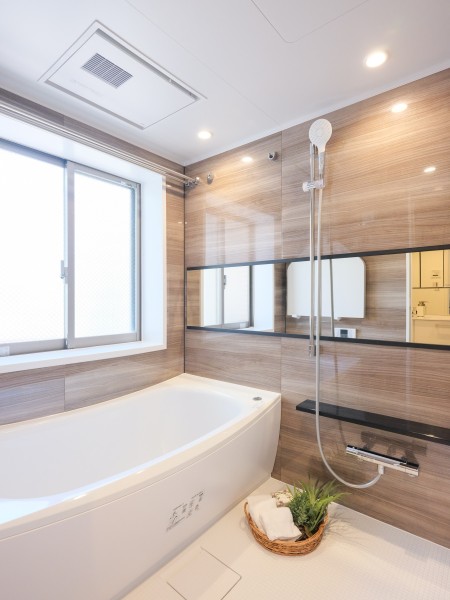 一日の疲れを癒すゆったりとしたバスルーム。開放感のある窓から自然光が取り込める空間は換気性の高さも魅力ポイント♪高級感漂う、リラクゼーション空間が広がります。