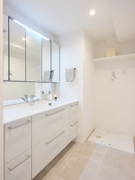 清潔感溢れるホワイト基調の洗面室です。明るい三面鏡付き、収納豊富な洗面化粧台を新規設置し、快適な使い心地を実現しています。カウンタースペースもゆとりがあるため、ドレッサー代わりにも♪