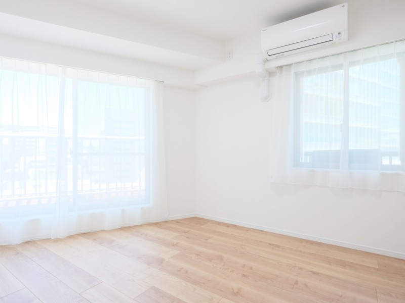 二面採光の洋室1は約5.9帖の明るいお部屋です。心地よい風を取り込み、のびのびとした時間をお過ごしいただけます。